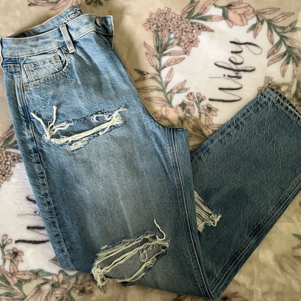 American Eagle Ripped Mom Jeans Size 8 Regular